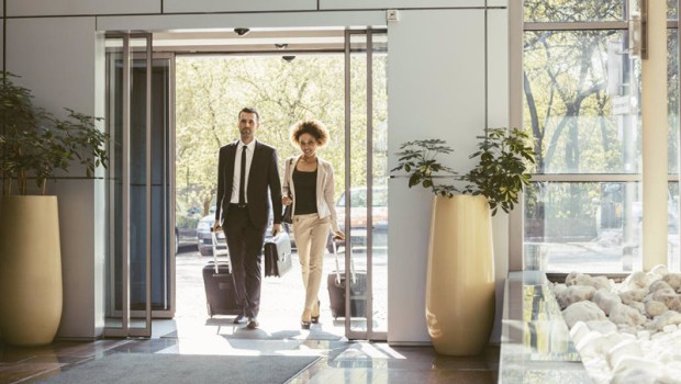 ep archivo   viajeros de negocios entrando en un hotel con sus maletas