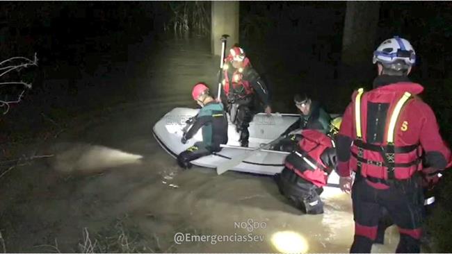 Buscan a un guardia civil arrollado por la corriente de un arroyo en Guillena | EMERGENCIAS SEVILLA ep buscanun guardia civil arrolladola corrienteun arroyoguillena