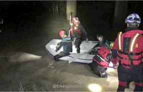 ep buscanun guardia civil arrolladola corrienteun arroyoguillena
