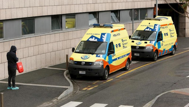ep dos ambulancias estacionadas a la puerta del hospital andorrano