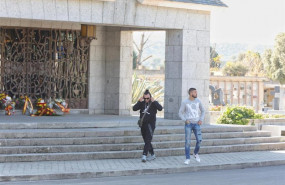 ep dos hombres en las inmediaciones del panteon donde esta enterrado el cuerpo de francisco franco