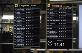 ep dos paneles de llegadas en el aeropuerto de adolfo suarez un dia previo a la nochebuena a 23 de