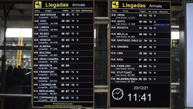 ep dos paneles de llegadas en el aeropuerto de adolfo suarez un dia previo a la nochebuena a 23 de