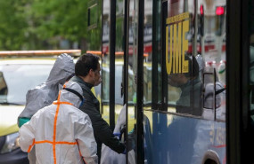 ep dos sanitarios ayudan a un enfermo de coronavirus