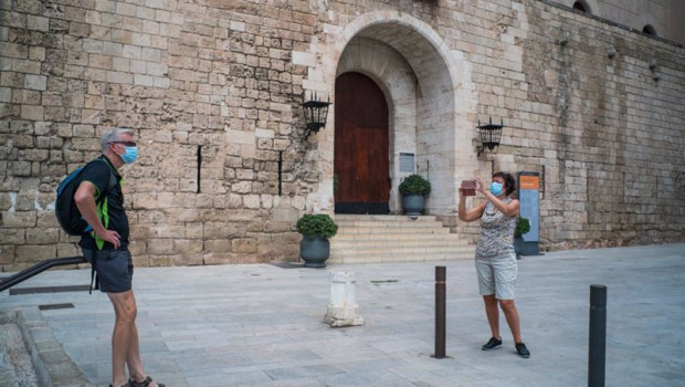 ep dos turistas hacen una foto junto al palacio de la almudaina de palma de mallorca islas baleares