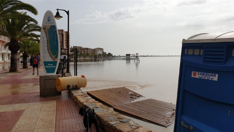 El agua del mar ha anegado una playa en la localidad murciana de San Pedro del Pinatar, donde se han registrado 227 litros por metro cuadrado en 24 horas, a 13 de septiembre de 2019. | Europa Press - Europa Press ep el agua del mar ha anegado una playa en la localidad murciana de san pedro del pinatar donde se 20190925142703