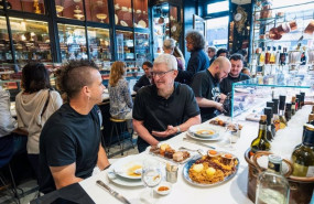 ep el ceo de apple tim cook con el chef espanol dabiz munoz en el restaurante lhardy en madrid