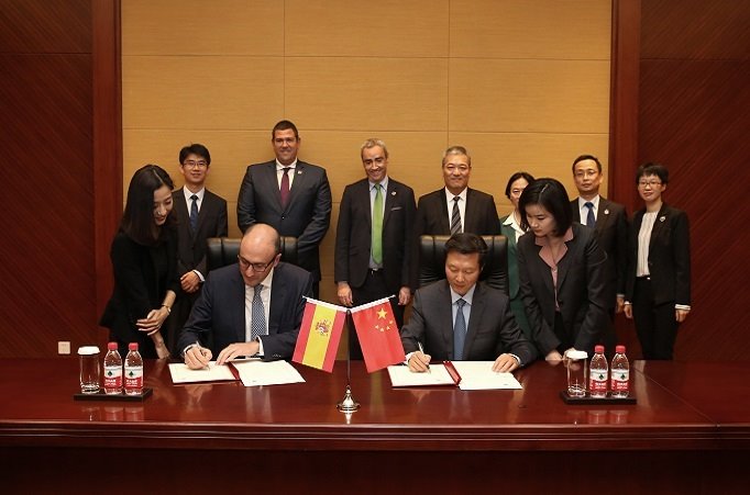 ep el director general de une javier garcia i y el administrador de sac tian shihong d firman un