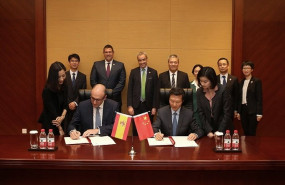 ep el director general de une javier garcia i y el administrador de sac tian shihong d firman un