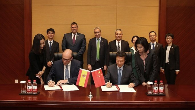 ep el director general de une javier garcia i y el administrador de sac tian shihong d firman un