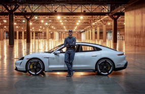ep el piloto leh keen al lado del porsche taycan