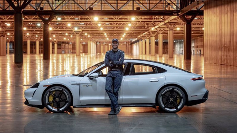 ep el piloto leh keen al lado del porsche taycan