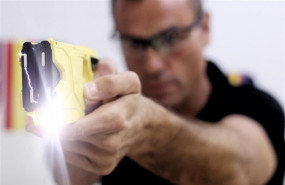 ep el policia instructor miguel berdud hace una demostracion del funcionamiento de la pistola