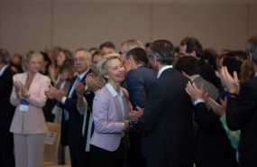 ep el presidente del gobierno pedro sanchez besa a la presidenta de la comision europea ursula von