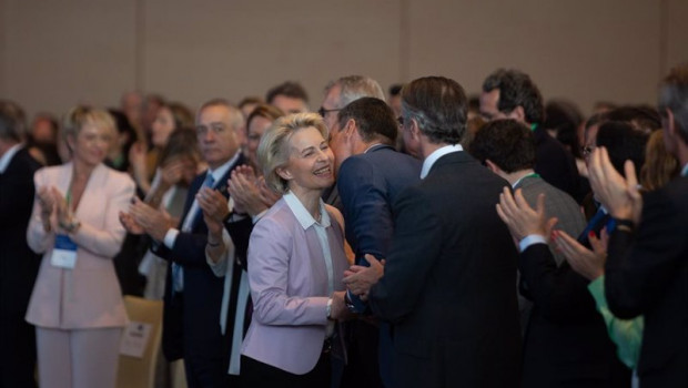 ep el presidente del gobierno pedro sanchez besa a la presidenta de la comision europea ursula von
