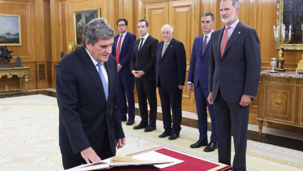 ep el rey preside en el palacio de la zarzuela el acto de promesa del nuevo gobernador del banco de