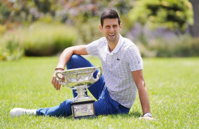 ep el tenista serbio novak djokovic posa con su trofeo de campeon del abierto de australia 2020