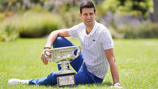 ep el tenista serbio novak djokovic posa con su trofeo de campeon del abierto de australia 2020