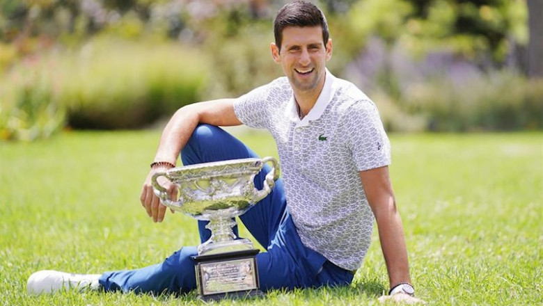 ep el tenista serbio novak djokovic posa con su trofeo de campeon del abierto de australia 2020 ep el tenista serbio novak djokovic posa con su trofeo de campeon del abierto de australia 2020