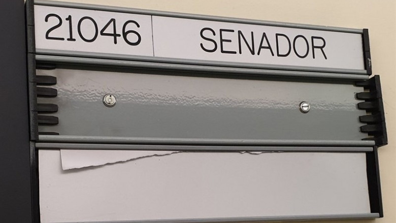 Imagen del letrero desaparecido del senador de Vox, Francisco José Alcaraz, en el Senado. | TWIITER DE FRANCISCO JOSÉ ALCARAZ ep imagenletrero desaparecidosenadorvox francisco jose alcaraz ensenado
