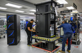 ep ingenieros de ibm trabajando en un centro de datos de la compania ep ingenieros de ibm trabajando en un centro de datos de la compania