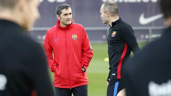 Iniesta con Ernesto Valverde en un entrenamiento del Barcelona | FCB ep iniestaernesto valverdeun entrenamientobarcelona
