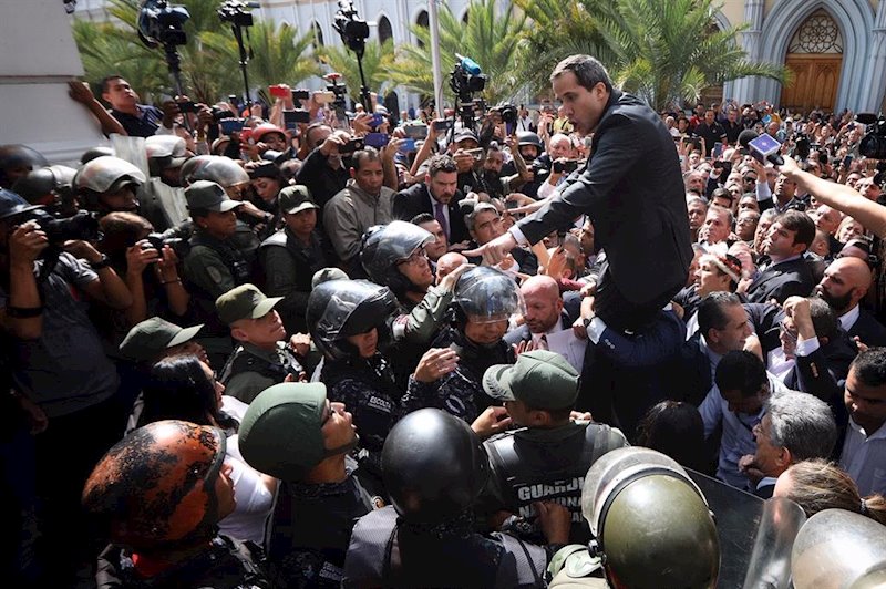 Guaidó, golpeado por la muchedumbre chavista al aterrizar en Caracas
