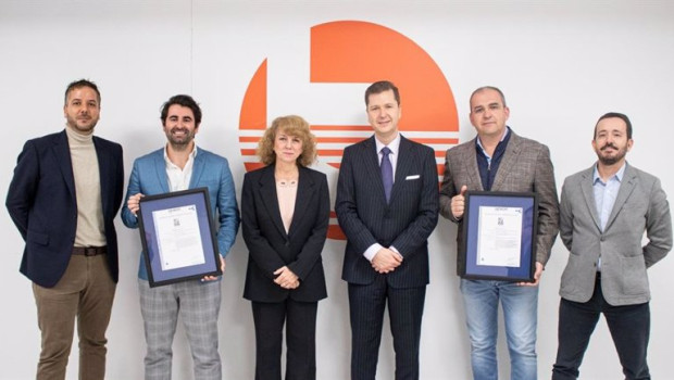 ep la directora de certificacion de producto de aenor yolanda villasenor entrega el certificado ep la directora de certificacion de producto de aenor yolanda villasenor entrega el certificado