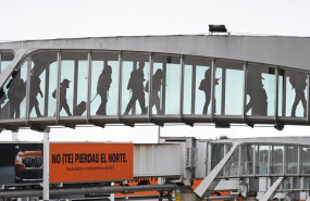 ep llegada de pasajeros en un vuelo regular a un aeropuerto en espana