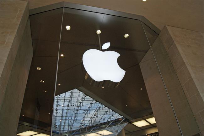 Logo de Apple en su tienda en París. | CARLOS HERGUETA - Archivo ep logoapplesu tiendaparis