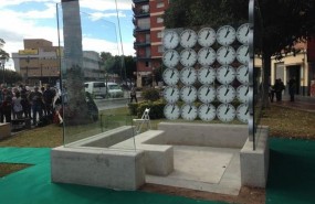 ep los familiaresreunirantornomonumentorecuerdolos muertos