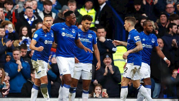 ep los futbolistas del everton celebran un gol