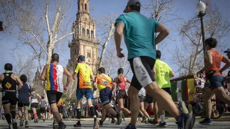 Maratón Zurich Sevilla a su paso por la Plaza de España. | María José López - Europa Press - Archivo ep maraton zurich sevillasu pasola plazaespana