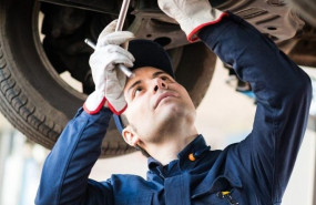 ep mecanico reparando un vehiculo