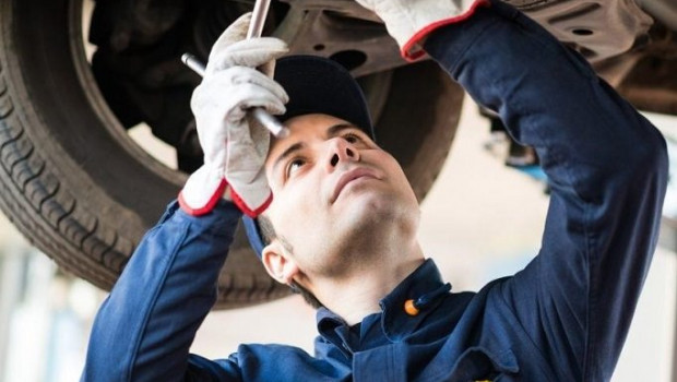 ep mecanico reparando un vehiculo