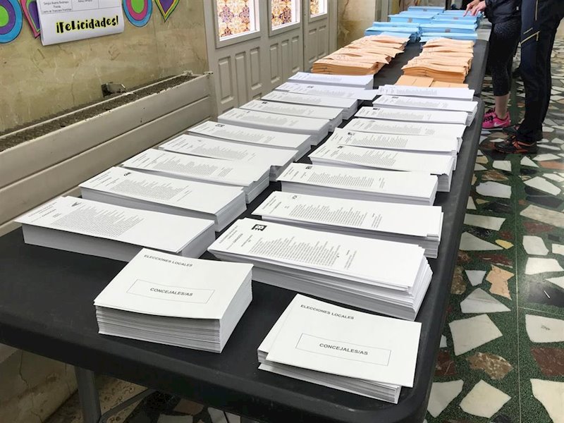 ep mesa con papeletas en un colegio electoral