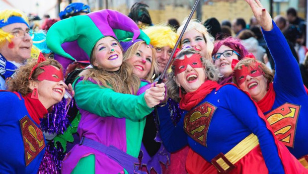 ep mujeres disfrazadas de carnaval