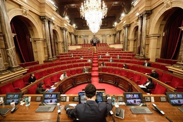 ep pleno telematico del parlament por el coronavirus con 21 diputados