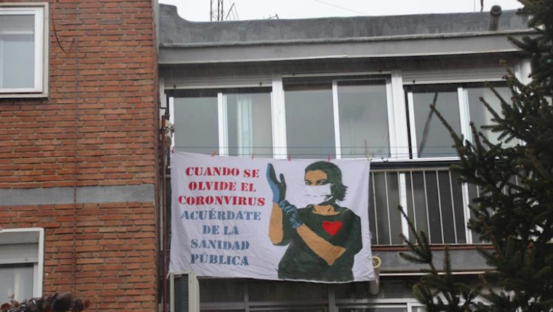 Sábana blanca con un dibujo de una sanitaria protegida con mascarilla y guantes y unas letras que dicen 'Cuando se olvide el coronavirus, acuérdate de la Sanidad Pública', en una ventana de Madrid por el Día Mundial de la Salud | Europa Press ep sabana blanca con un dibujo de una sanitaria protegida con mascarilla y guantes y unas letras que