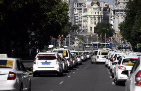 ep taxistas permanecen estacionados en vias cercanas a la puerta de alcala durante una