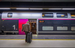 ep un pasajero antes de embarcar en un tren de sncf