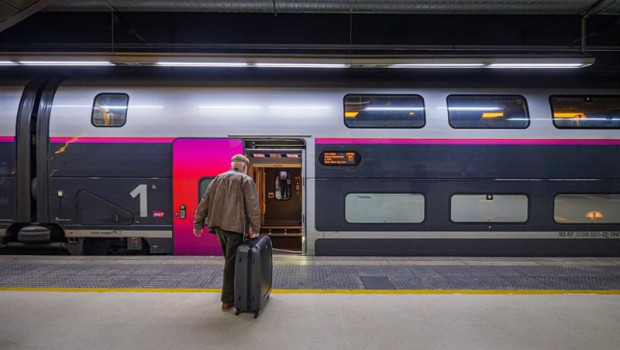ep un pasajero antes de embarcar en un tren de sncf