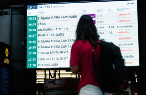 ep una persona observa una pantalla informativa en la estacion de madrid   puerta de atocha  