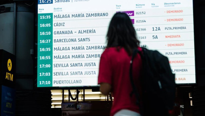 ep una persona observa una pantalla informativa en la estacion de madrid   puerta de atocha  