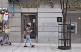 ep varias personas pasan por una sucursal de banco sabadell a 2 de septiembre de 2021 en madrid