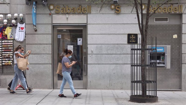 ep varias personas pasan por una sucursal de banco sabadell a 2 de septiembre de 2021 en madrid ep varias personas pasan por una sucursal de banco sabadell a 2 de septiembre de 2021 en madrid
