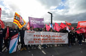 ep varias personas sujetan una pancarta que reza igualdad de derechos en el grupo inditex a 20 de