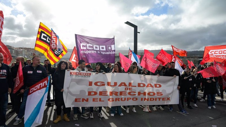 ep varias personas sujetan una pancarta que reza igualdad de derechos en el grupo inditex a 20 de ep varias personas sujetan una pancarta que reza igualdad de derechos en el grupo inditex a 20 de