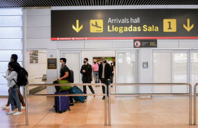 ep varios pasajeros llegan a la terminal t1 del aeropuerto adolfo suarez madrid barajas en madrid