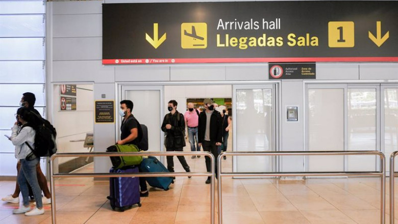 ep varios pasajeros llegan a la terminal t1 del aeropuerto adolfo suarez madrid barajas en madrid ep varios pasajeros llegan a la terminal t1 del aeropuerto adolfo suarez madrid barajas en madrid